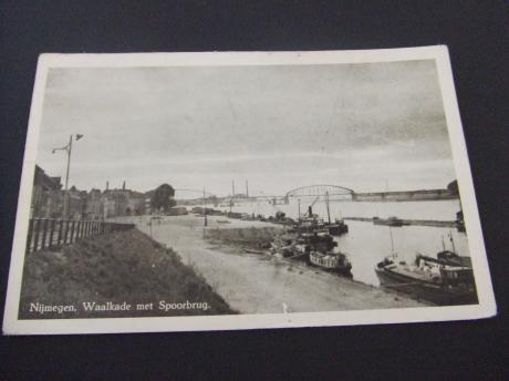 Nijmegen Waalkade met oude spoorbrug